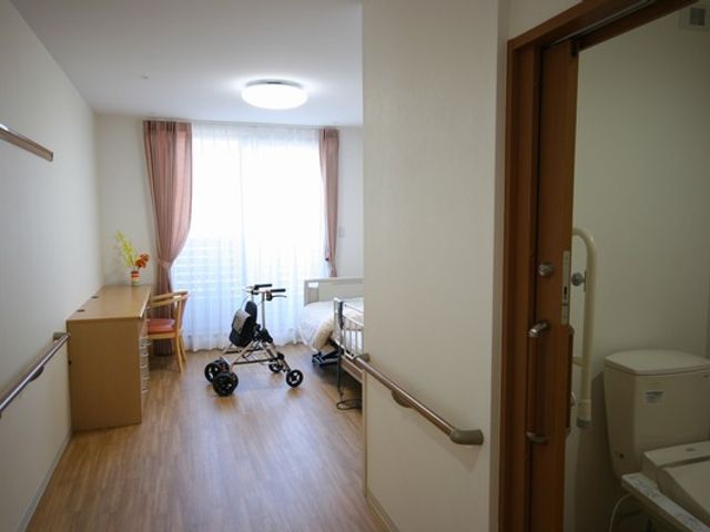 明るい居室 居室 広々とした居室では、自然光がたっぷり差し込み、快適に過ごせます。リハビリに取り組める道具も整っています。