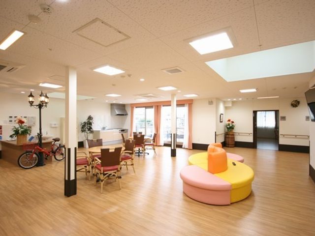 広々とした共有スペース ラウンジ 広々とした明るい空間では、ゆったりとした家具が配置されリラックスできる環境です。