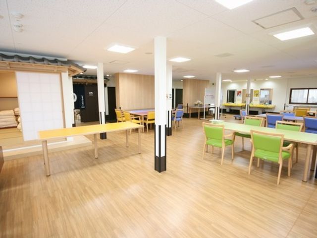 広い空間の共有スペース ラウンジ 開放的で自然光が差し込む明るい共有スペースです。個別のスペースで快適に過ごせます。