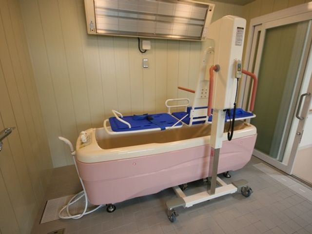 機械浴室設備 浴室 ゆったりとした浴室には、安心して使用できる設備が整っていますので、快適にケアが行えます。