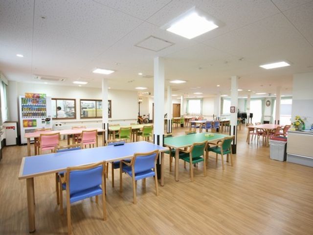 広々とした明るい食堂 食堂 明るく広々としたスペースで、来訪者は心地よく過ごせます。柔らかな自然光が差し込みます。