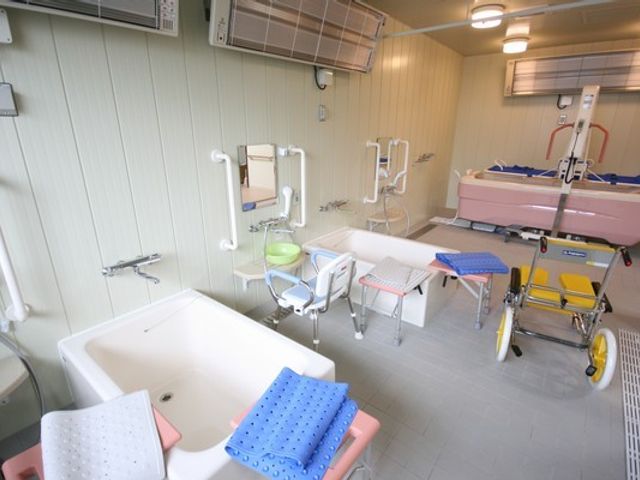 清潔で快適な浴室 浴室 快適に使える備品の揃った明るいスペースです。利用者が安心して過ごせる環境が整っています。