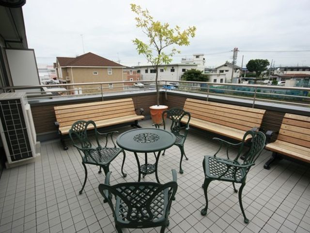 広々としたテラス テラス 広々としたテラスには、開放感のあるベンチとテーブルセットが配置されています。リフレッシュに最適です。