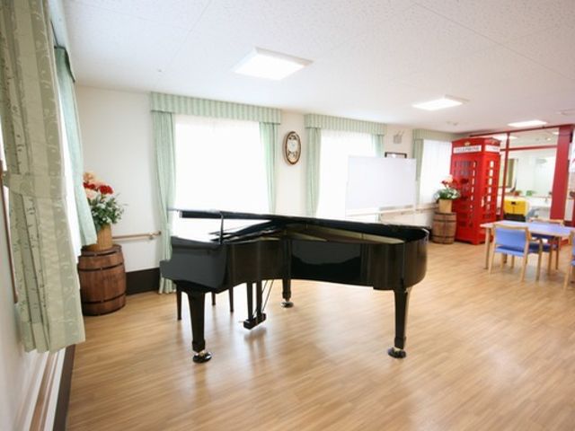 明るい多目的室 多目的室 自然光が差し込む、開放的な空間です。ピアノのあるこの場所は、様々な活動に対応しています。