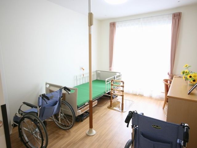 明るい居室 居室 陽光が柔らかく差し込む居室です。広々とした空間で、快適に過ごせます。