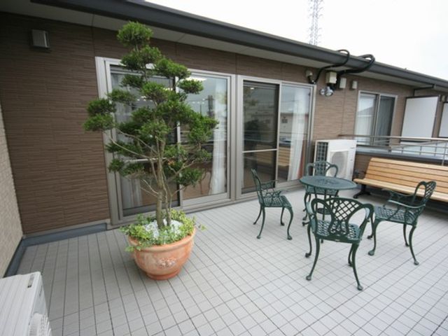 快適なテラス テラス 屋外に設けられた開放的なスペースです。椅子とテーブルを囲んでリラックスできる環境となっています。