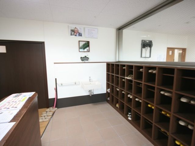 靴箱と洗面台のエントランス エントランス 明るいエントランスには、利用者のための靴箱と手を洗う設備が整っています。