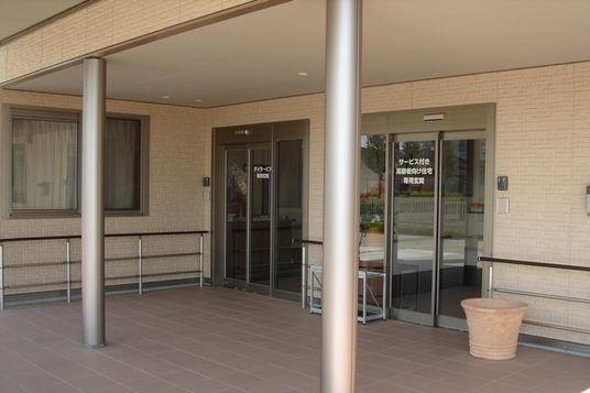 広いテラスの出入口