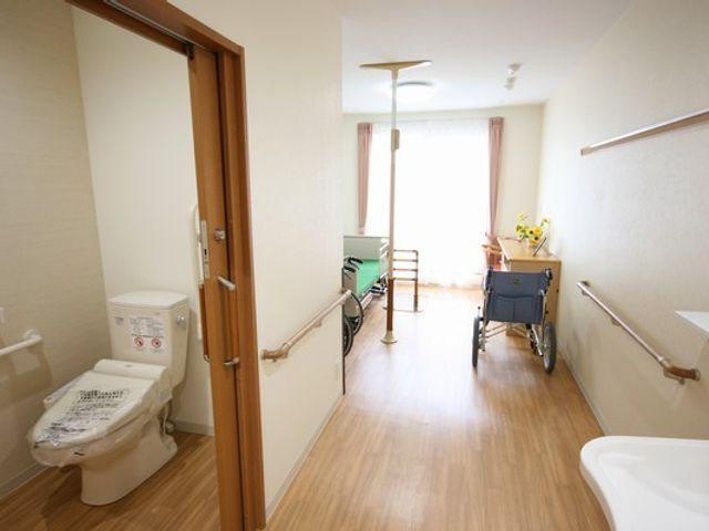 居室とトイレ 居室 広々とした居室には自然光が差し込み、快適に過ごせます。トイレはバリアフリー設計です。