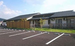 広々とした駐車場と外観