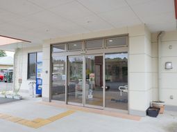明るい自動ドアの入口  