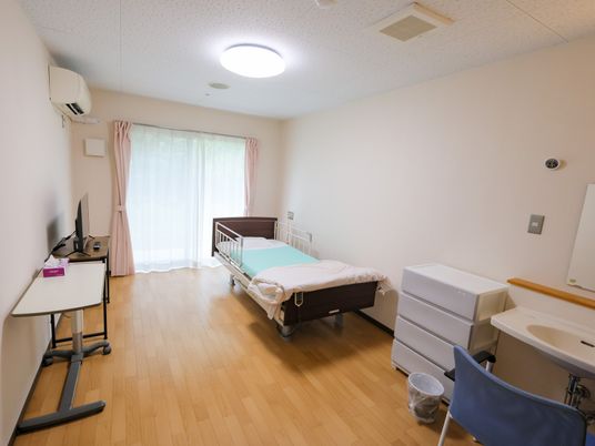 明るい居室のベッド  