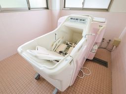 機械浴槽のある浴室  
