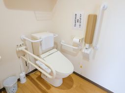 手すり付きトイレ  