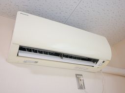 天井付近のエアコン  
