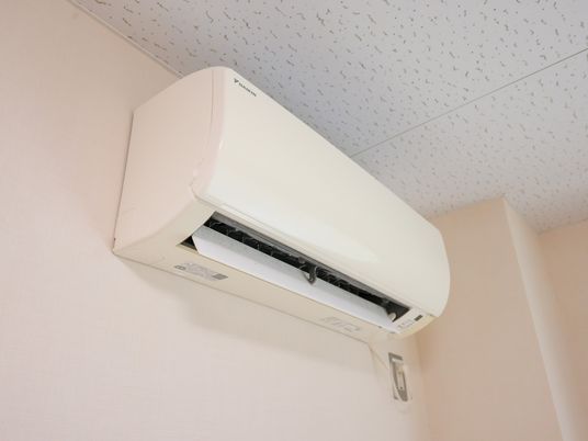 壁掛けエアコンのある室内  