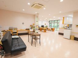 明るい共用ラウンジ  