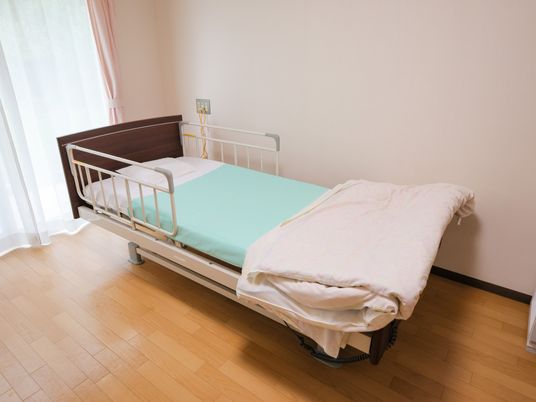 明るい居室の電動ベッド  