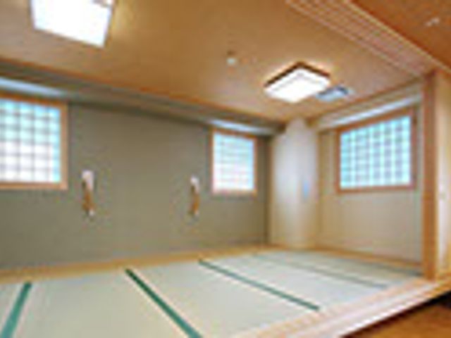 和室の一角 和室 畳の広々とした空間で、伝統的な雰囲気が落ち着きを感じさせます。ゆっくりとくつろいでいただけます。