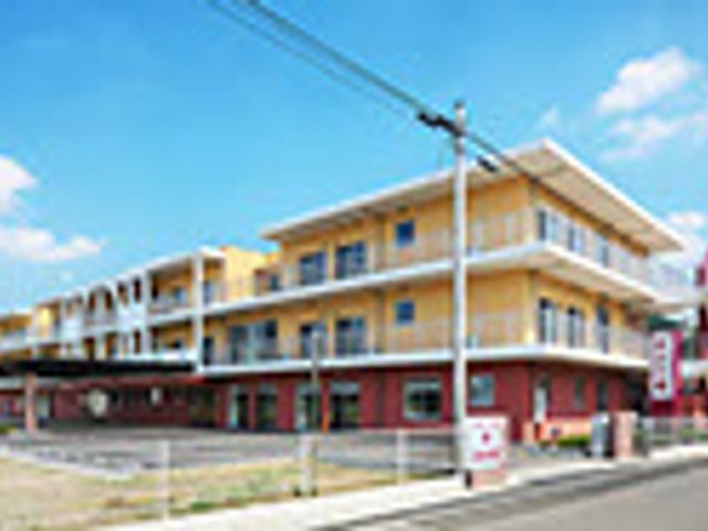 三階建ての外観 外観 開放的で明るい三階建ての建物です。働く環境として快適で、訪れる方にも安心感を与えます。