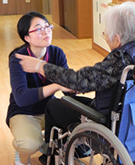 車椅子の方との会話の場面