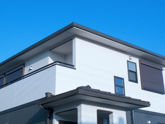白い建物の外観  