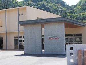 緑に囲まれた建物外観