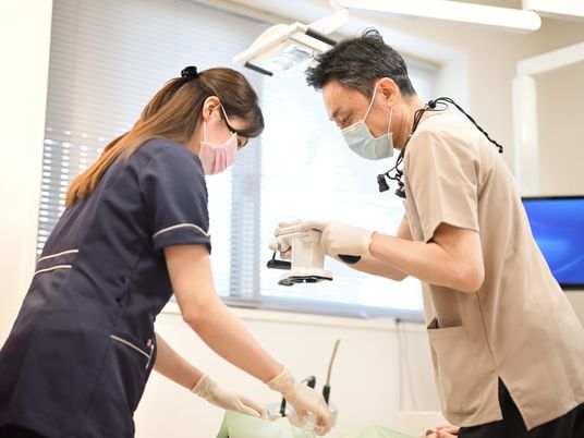 機器を確認する職員  