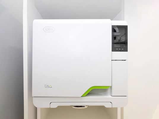 白い機器がある洗面台  