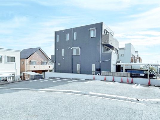 建物外観と駐車場