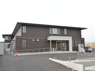 茶色い建物の外観