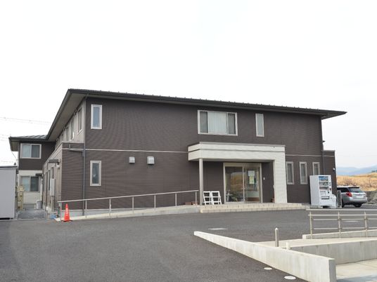 茶色い建物の外観