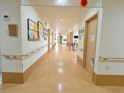 廊下に掲示物と手すり