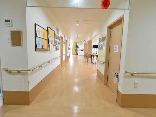 廊下に掲示物と手すり