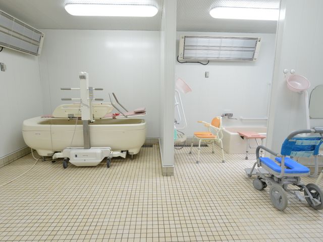 清潔な浴室設備 大浴場 ゆったりとしたスペースの浴室です。安心して利用できるように手すりや椅子が完備されており、清潔に保たれています。