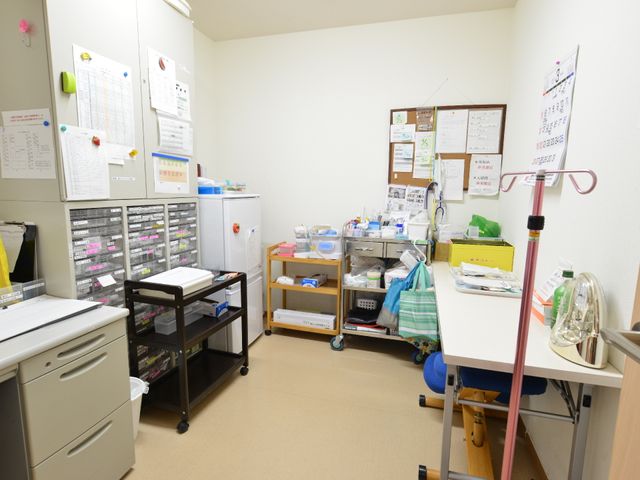 医療備品整理された部屋 スタッフステーション 整理整頓された訓練用具などが備え付けられた室内です。快適な環境での業務が行えるスペースとなっています。