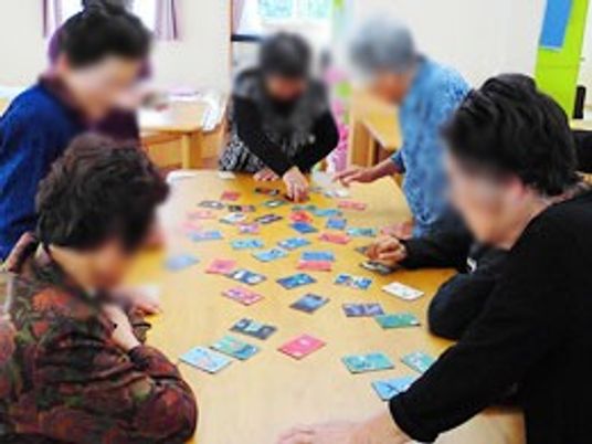 カードゲームを楽しむ様子