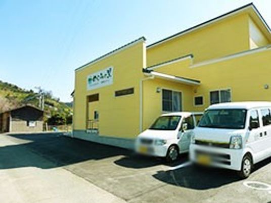 落ち着いた外観の建物