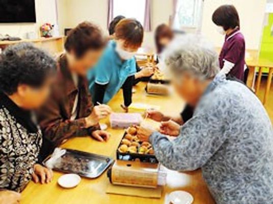 皆が集う作業風景