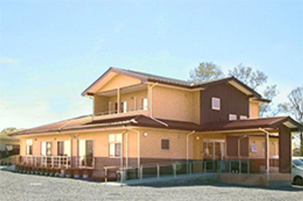 明るい外観の建物
