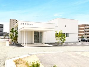 白い建物の外観  
