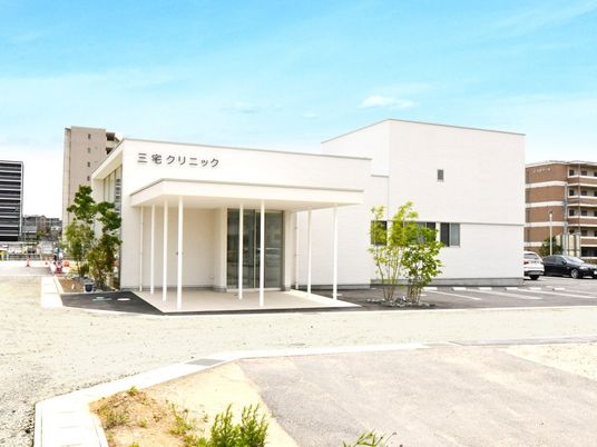 白い建物の外観  