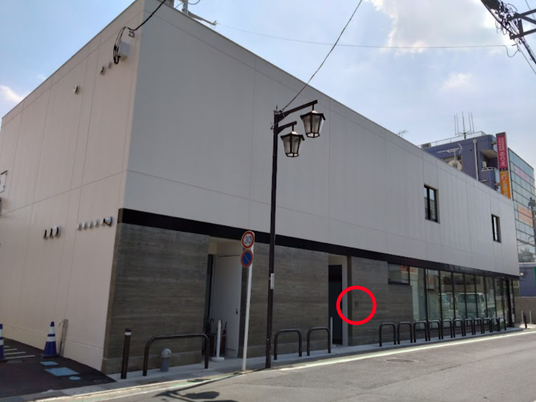 白い外観の建物  