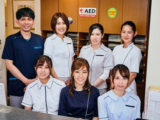 スタッフが並ぶフロント  