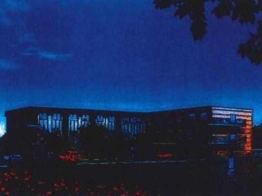 静かな夜の外観