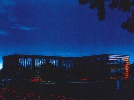 静かな夜の外観