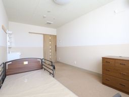 明るい居室の様子