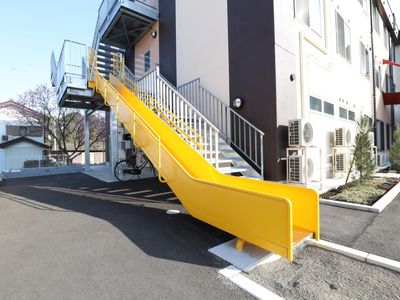 黄色の滑り台付き階段