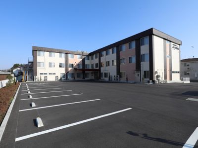 広々とした駐車場の外観