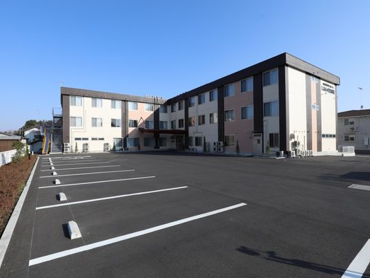 広々とした駐車場の外観